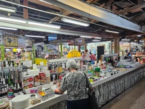 shoppers exploring daytona flea & farmers market aisles